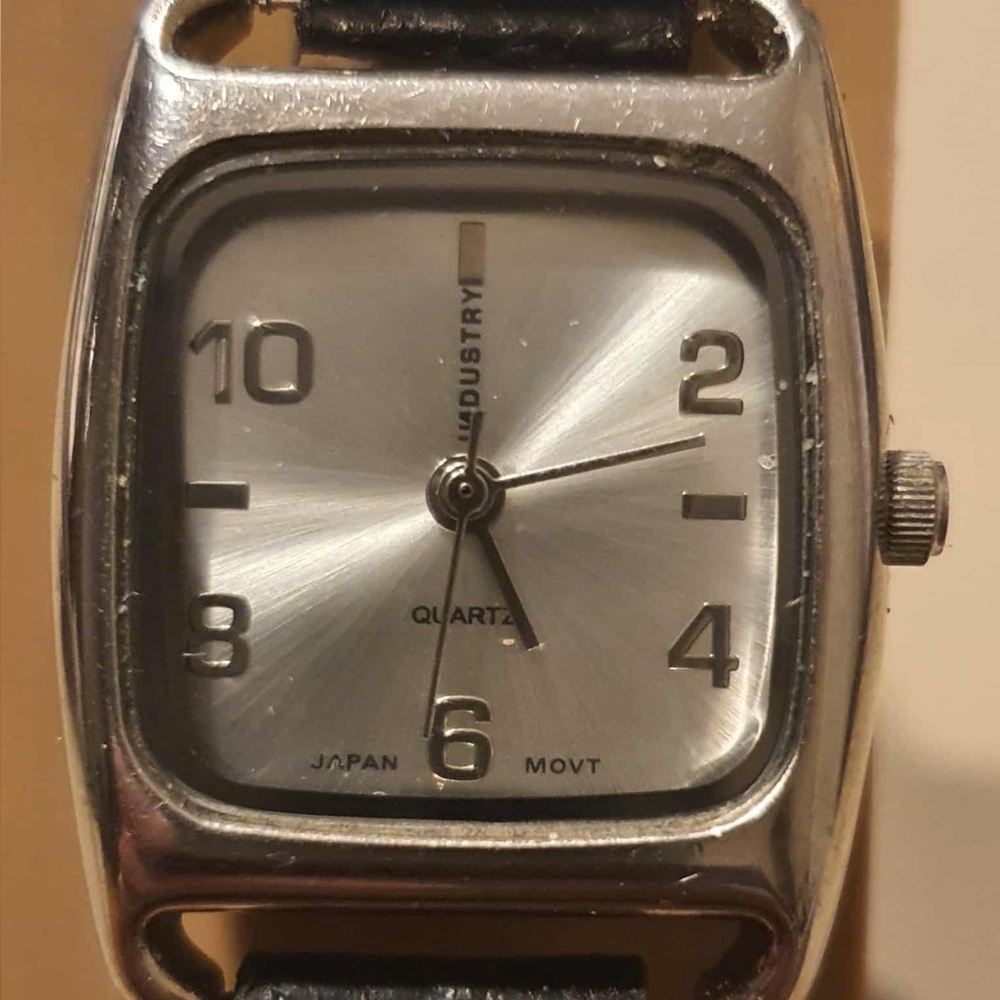 🦋10/$20🦋 Vtg Industry  Silver/Black Leather Women's Watch